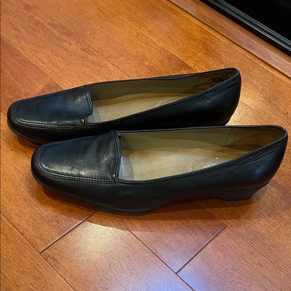 Easy Spirit Classic Black Loafers - Picture 2 of 14